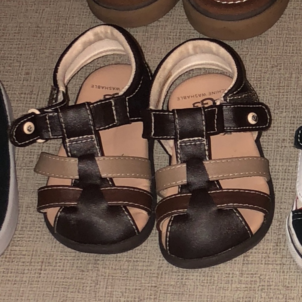 Ugg sandals boys